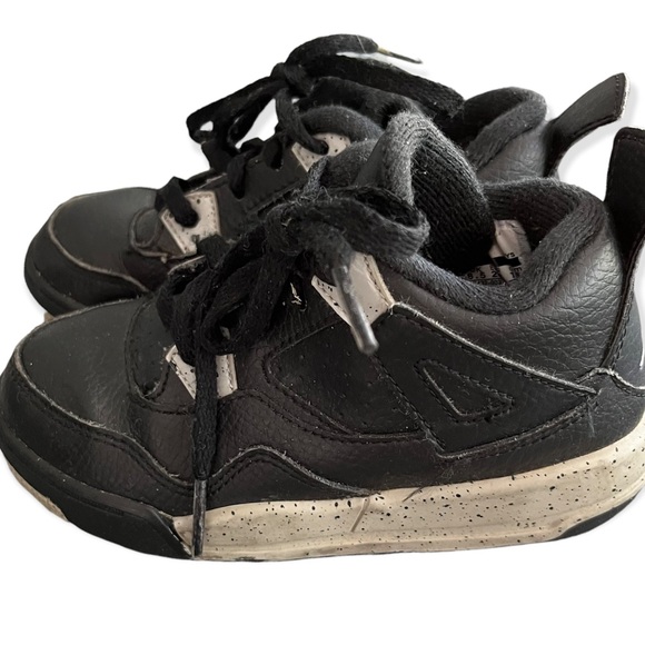 Air Jordan 4 Boy’s Retro Oreo Sneakers size 9 - Picture 2 of 5